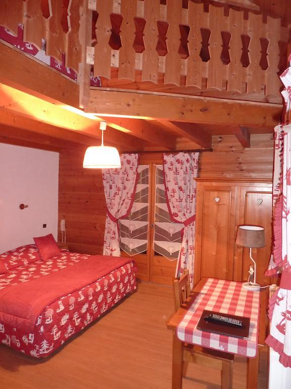 La Perdrix Blanche Hotel Chatel Room photo